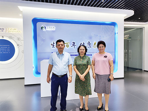 三亞市委統(tǒng)戰(zhàn)部副部長(zhǎng)、市僑辦主任董麗華走訪看望市政協(xié)常委