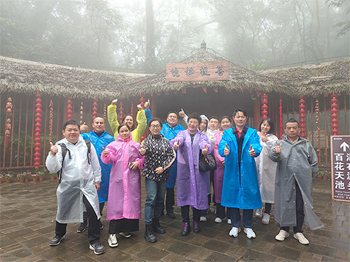 “穿越雨林，勇攀高峰” —— 探秘瓊中百花嶺團建活動